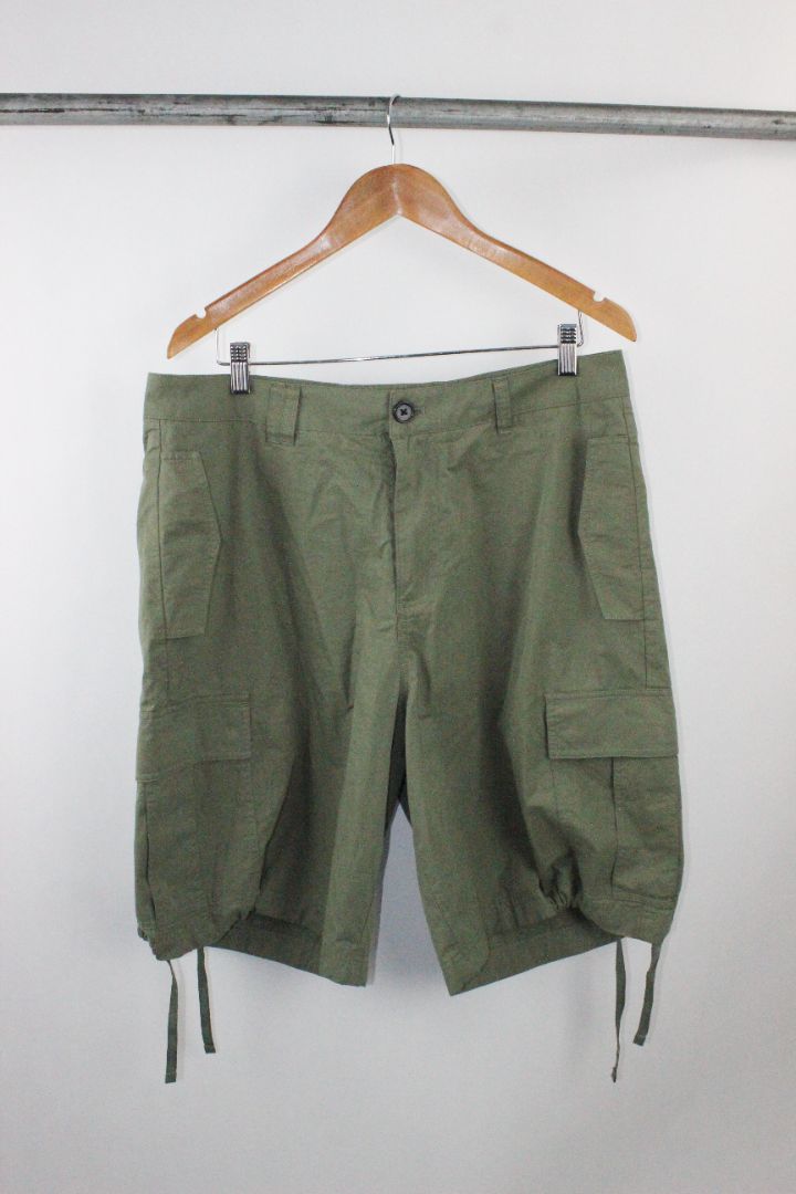 SHORTS, I LOVE UGLY, L