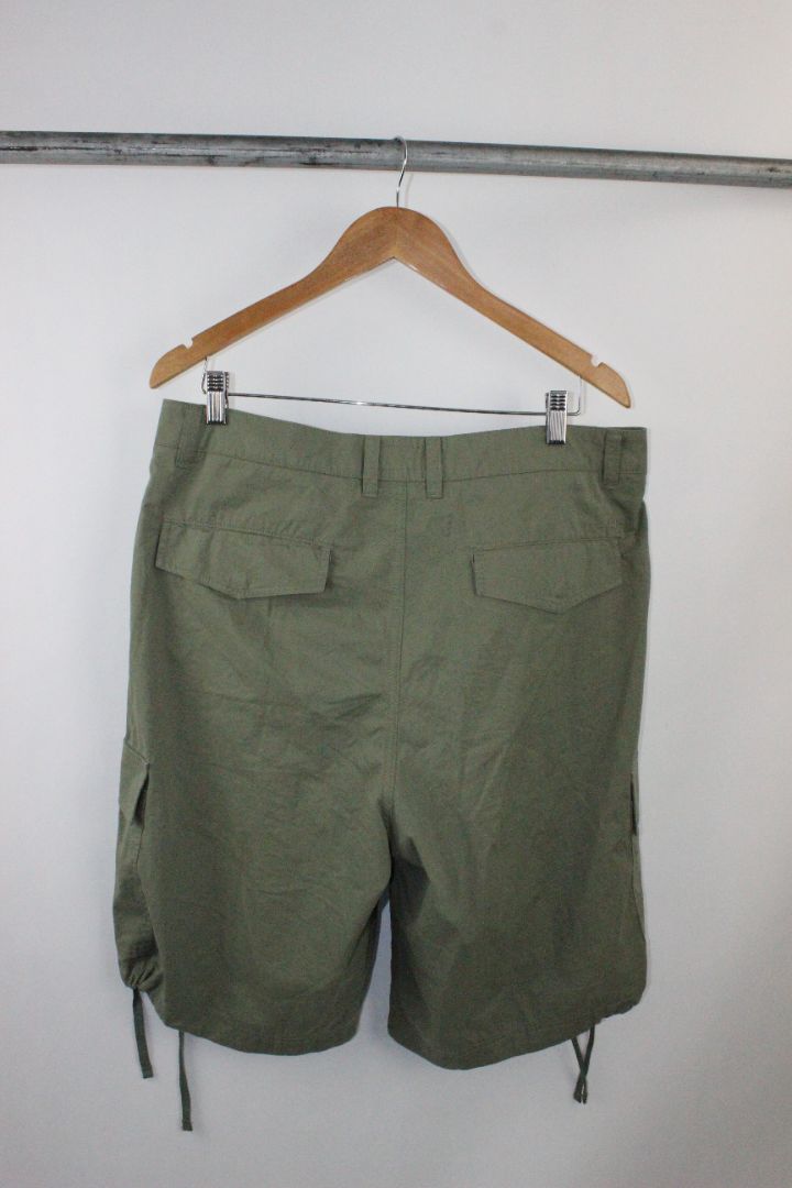 SHORTS, I LOVE UGLY, L
