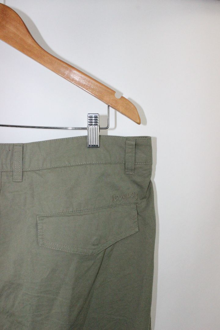 SHORTS, I LOVE UGLY, L