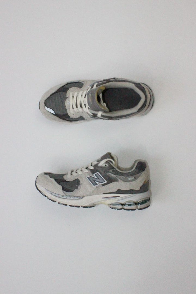 NEW BALANCE — 2002R Sneakers