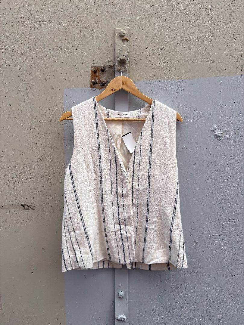 VEST, ASSEMBLY LABEL, 10